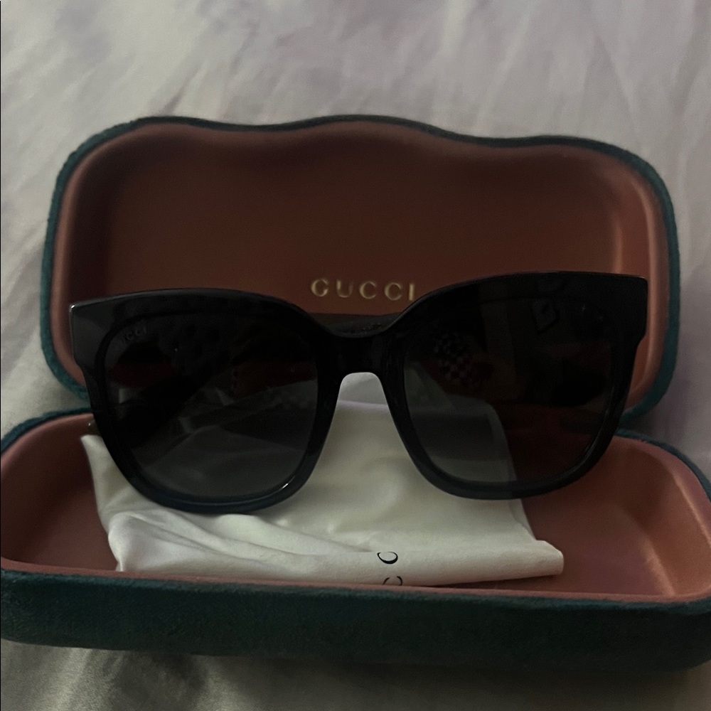 Gucci Elegant Black Sunglasses